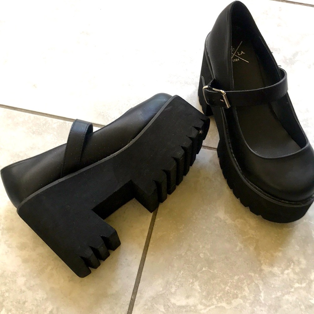Woman’s Mary Jane Platform shoes